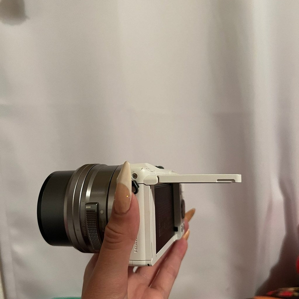 Used  Sony Alpha a5000 Mirrorless Digital Camera (White) with Kit Lens 🍥🎀📷