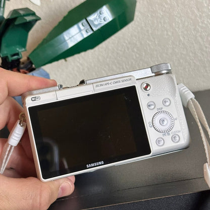 Used Samsung NX3000 Mirrorless Digital Camera (White) with 16-50mm Lens