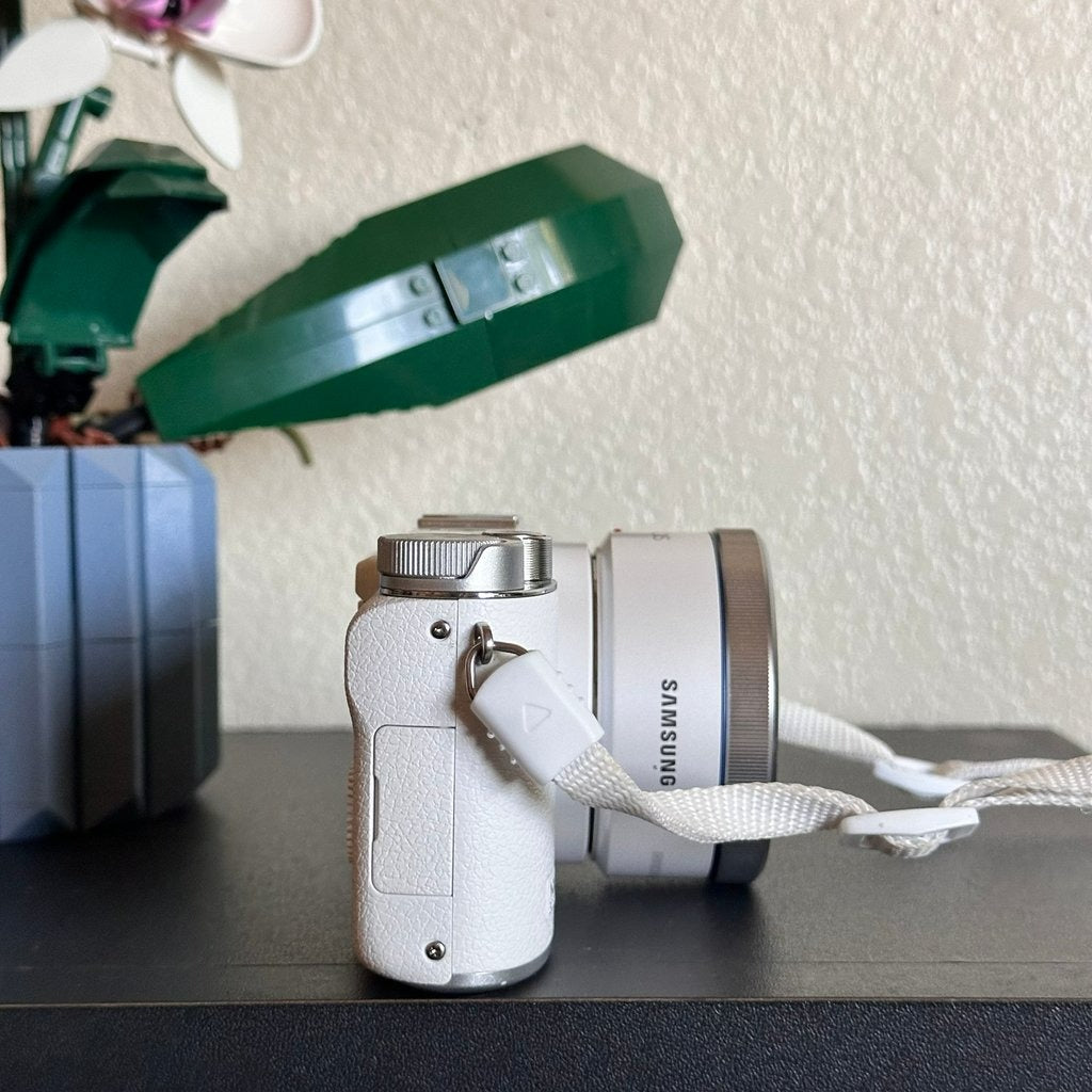 Used Samsung NX3000 Mirrorless Digital Camera (White) with 16-50mm Lens