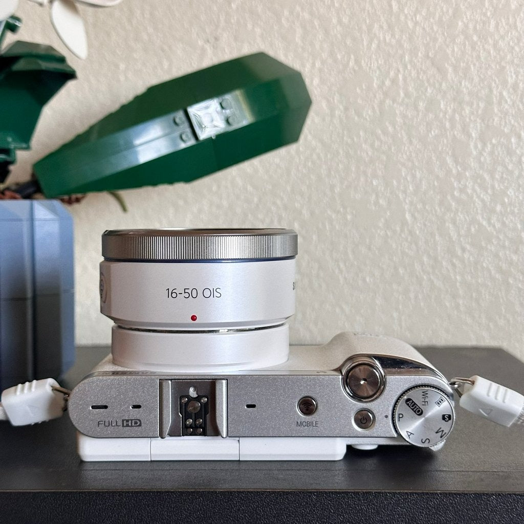 Used Samsung NX3000 Mirrorless Digital Camera (White) with 16-50mm Lens