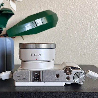 Used Samsung NX3000 Mirrorless Digital Camera (White) with 16-50mm Lens