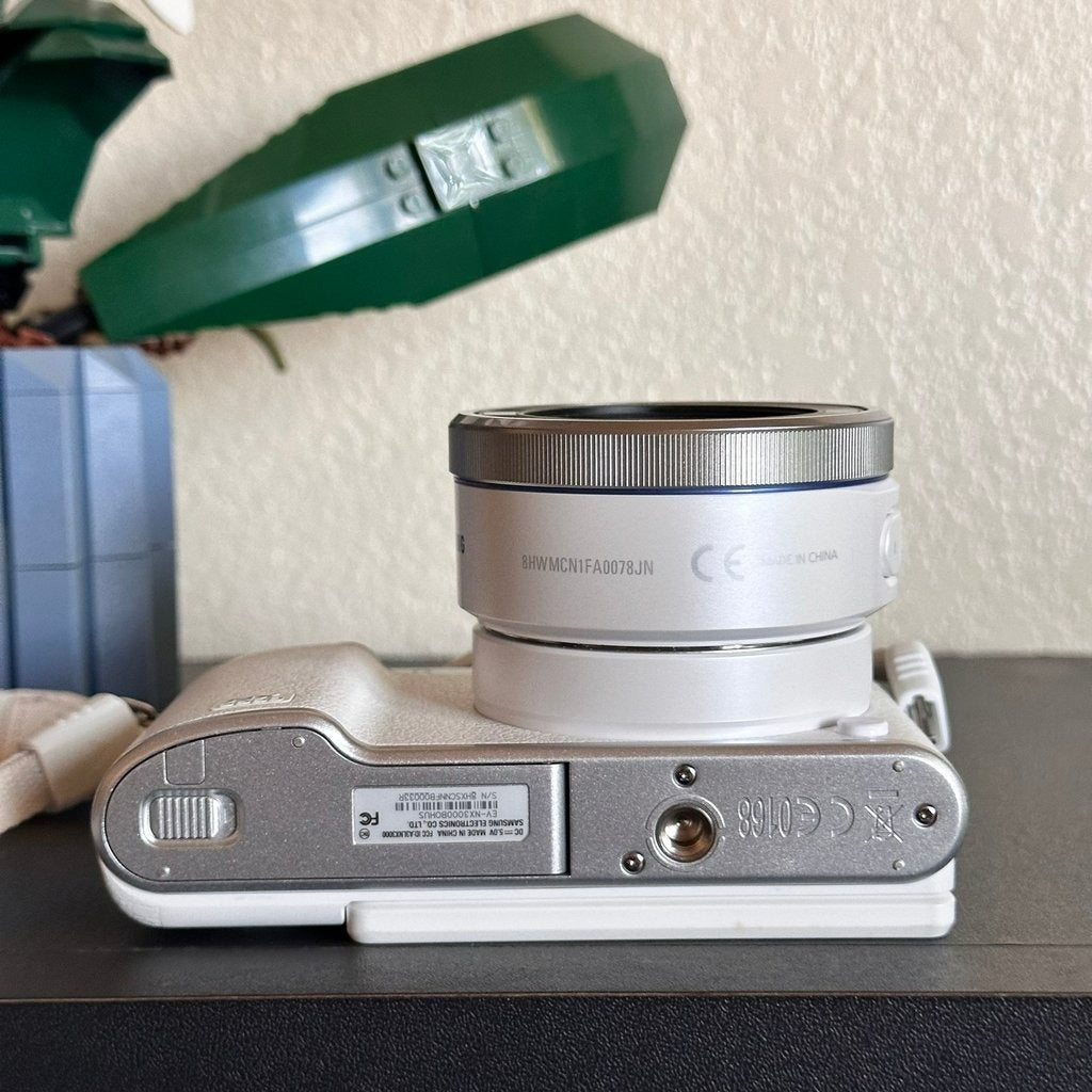 Used Samsung NX3000 Mirrorless Digital Camera (White) with 16-50mm Lens