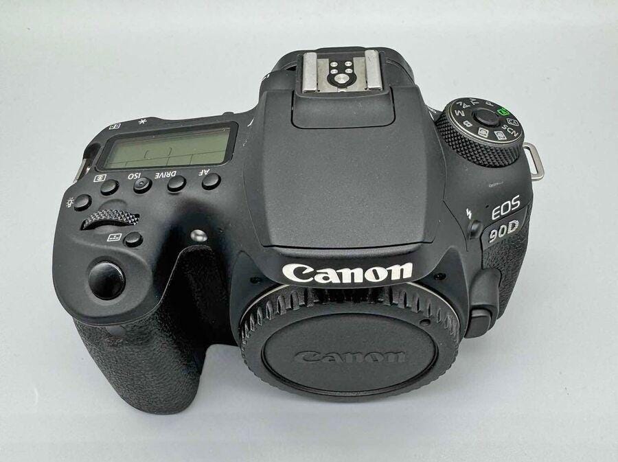 Canon EOS 90D 32.5 MP Digital slr DSLR camera body - shutter count: 9,000