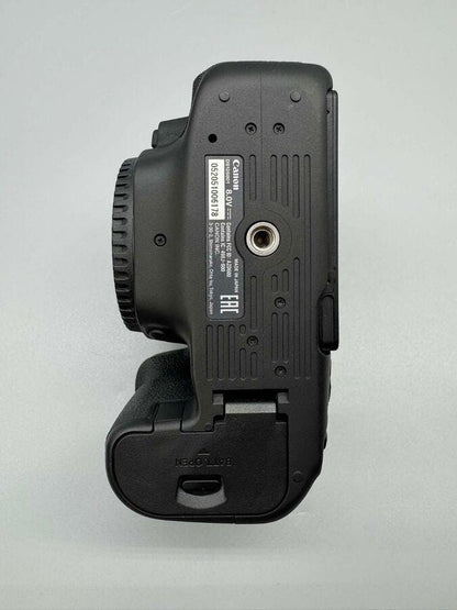 Canon EOS 90D 32.5 MP Digital slr DSLR camera body - shutter count: 9,000