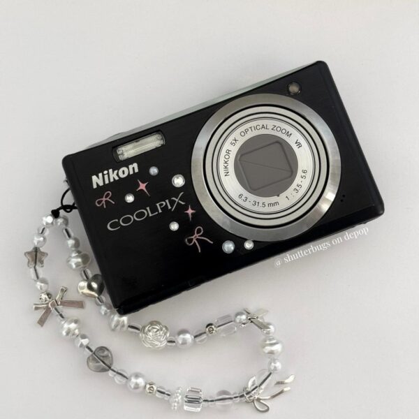 Nikon Coolpix S560 Digital Camera Qm